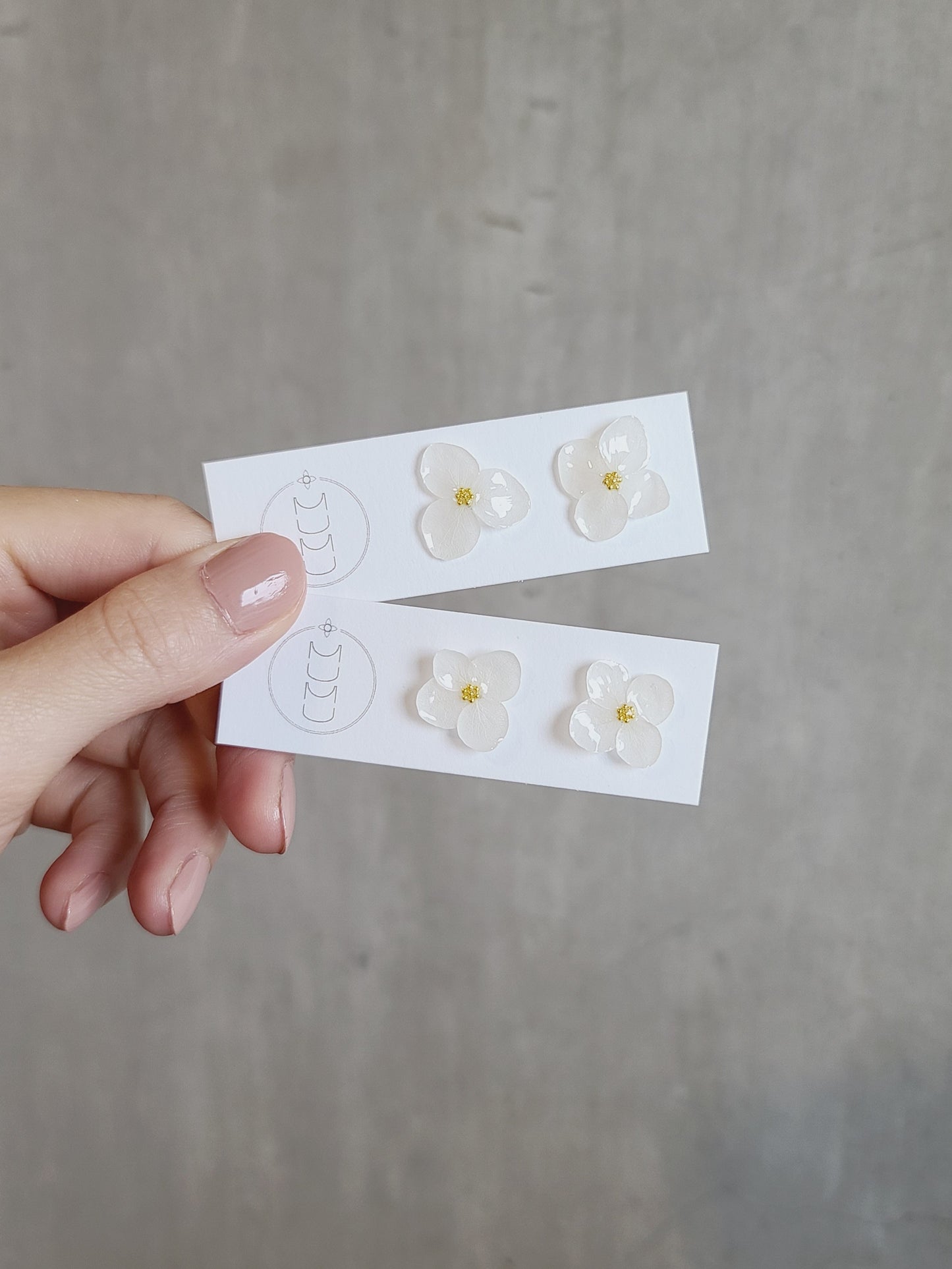 Hydrangea Stud Earrings ~White~