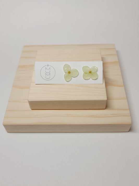Hydrangea Stud Earrings ~Light Green~